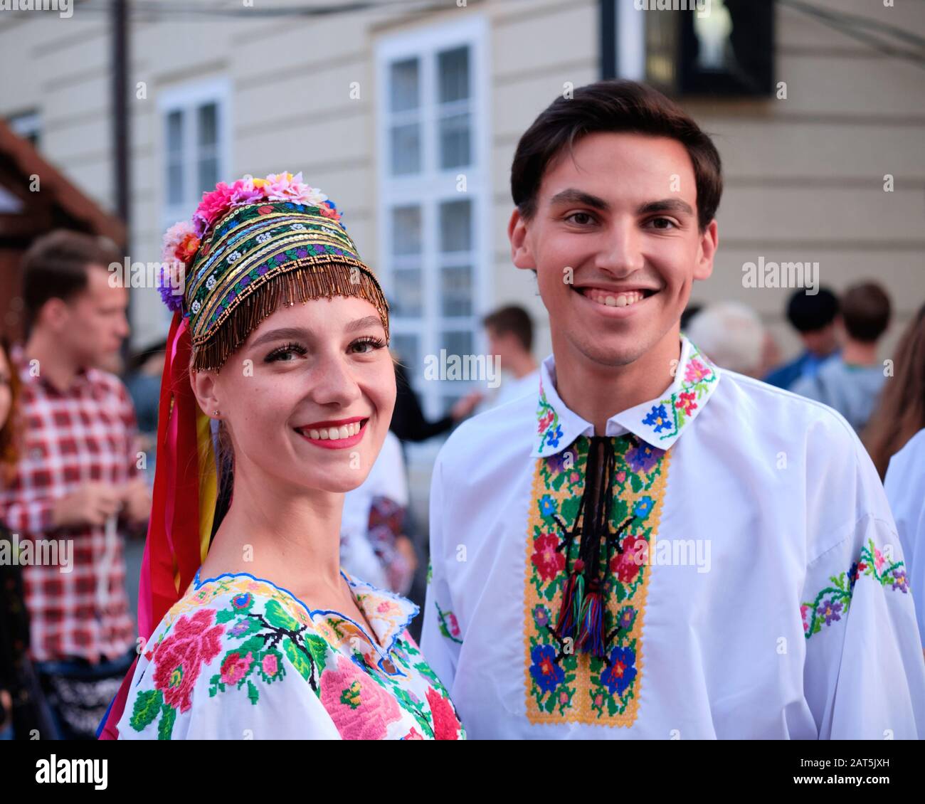 Portrait ukrainischer junger Tänzerinnen, die auf der Straße von Lemberg auf dem Etnovyr-Festival.Ukraine in folklorischer Kleidung gekleidet sind Stockfoto