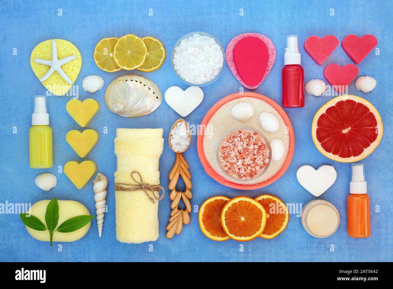 Schönheitsbehandlung für Hautpflege mit Zitronen- und Orangenfrucht mit Spa, Feuchtigkeitsspendung, Peeling und Reinigungsprodukten. Flaches Lay. Stockfoto