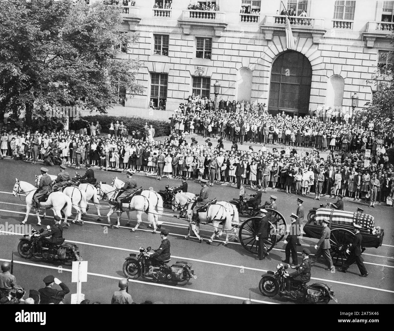 US-Präsident Franklin Roosevelt Trauerzug mit Hors-Drawn Casket, Pennsylvania Avenue, Washington, D.C., USA, 24. April 1945 Stockfoto