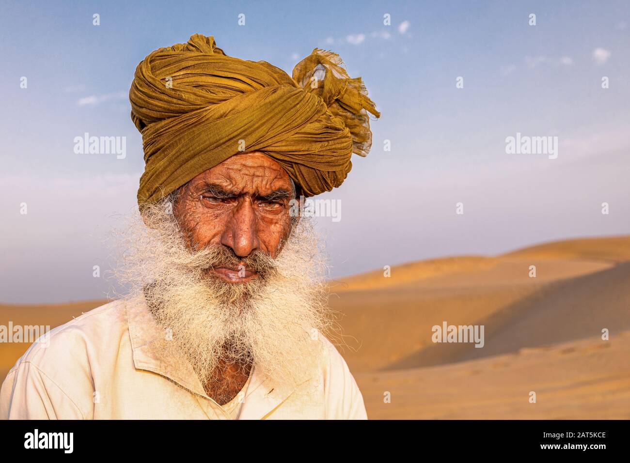 Porträt eines älteren Kamelfahrers, Wüste Thar, Rajasthan, Indien Stockfoto