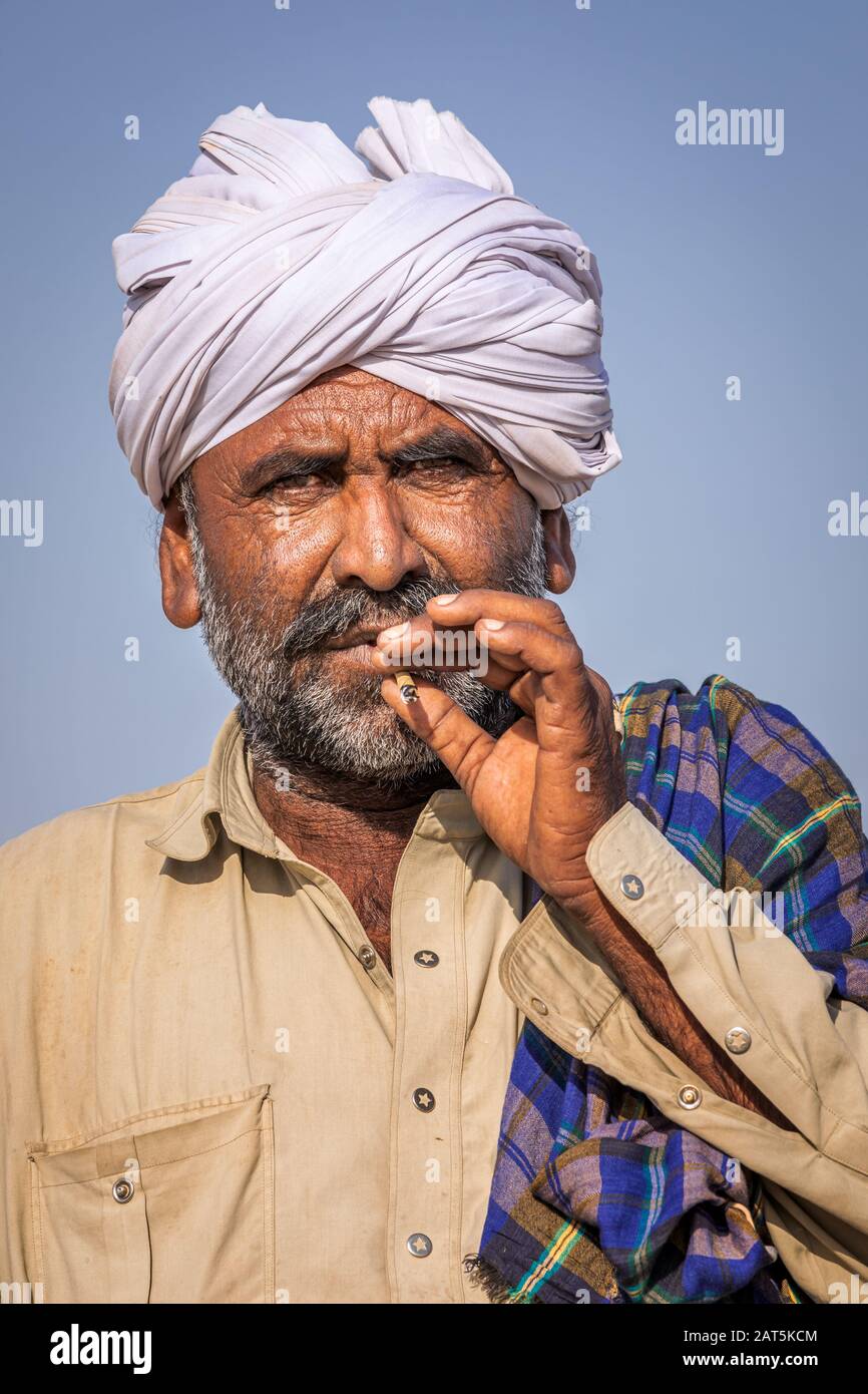 Porträt eines Indianers Smoking, Jaisalmer, Rajasthan, Indien Stockfoto