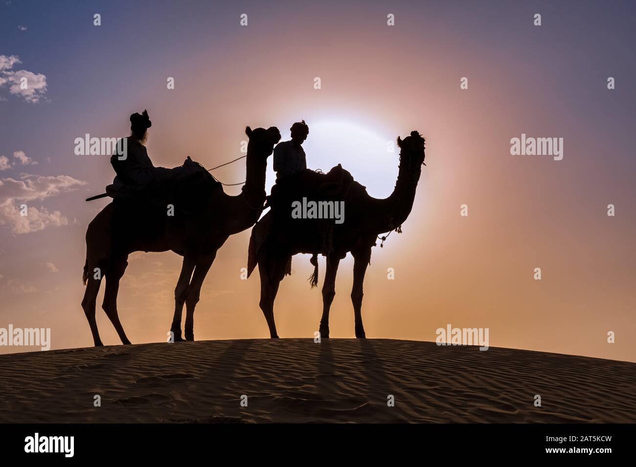 Zwei Männer auf Kamelen in der Thar-Wüste bei Sonnenuntergang, Rajasthan, Indien Stockfoto