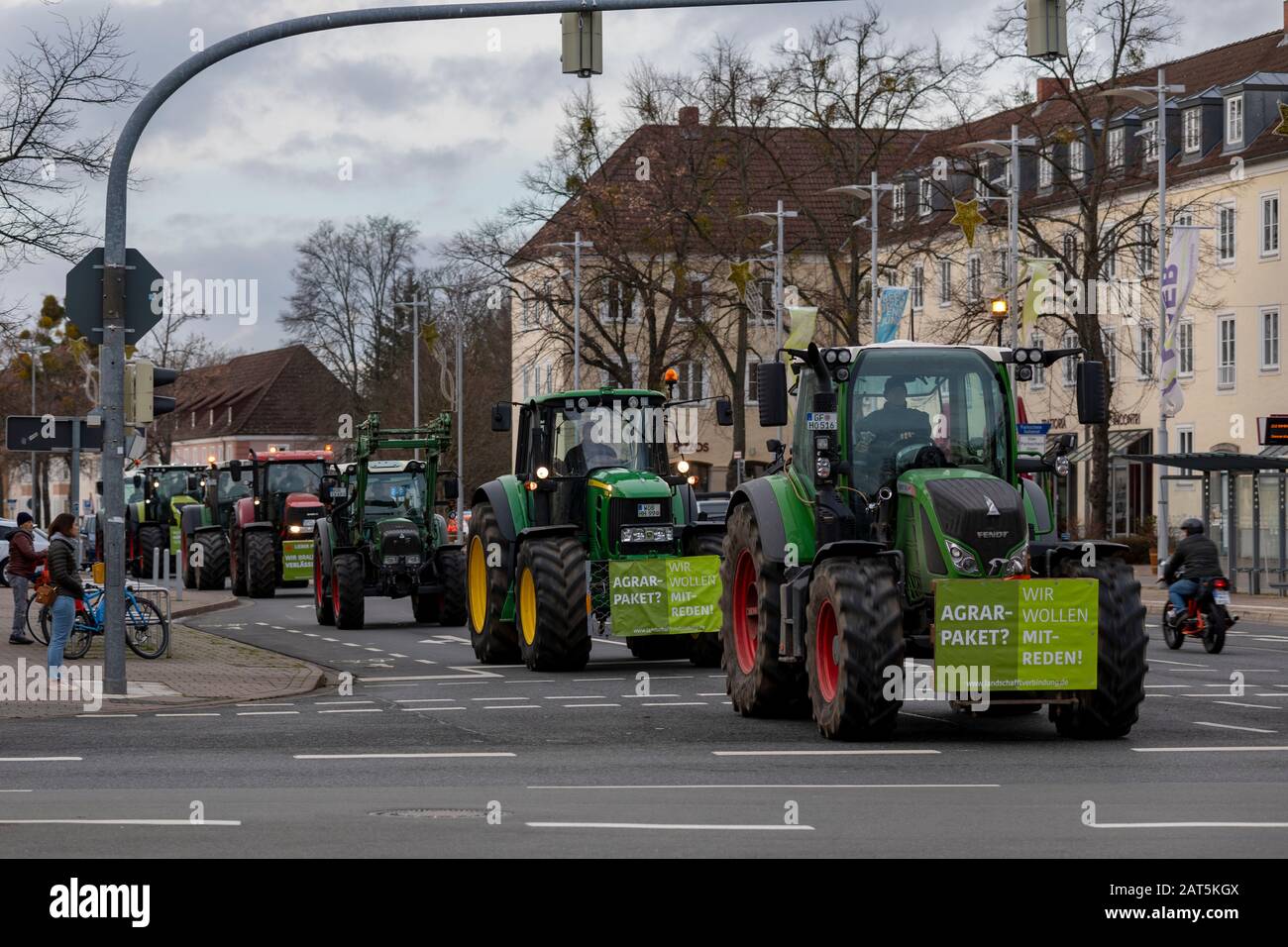 Die Wolfsburger Landwirte protestieren gegen neue Umweltvorschriften, indem sie ihre Traktoren in den Stadtverkehr fahren. Stockfoto