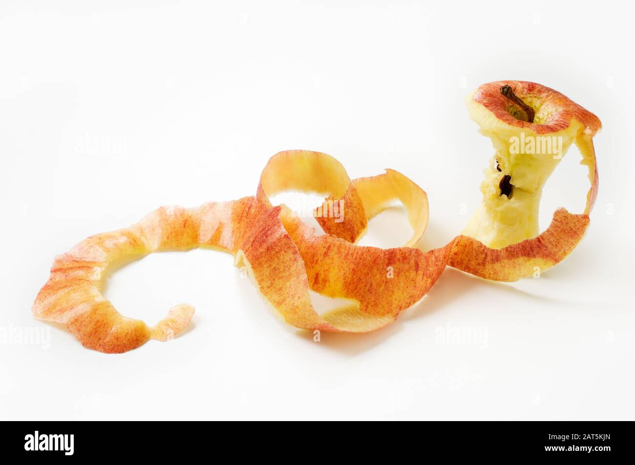 Apfelkern und geschälte Haut auf weißem Hintergrund. Stockfoto