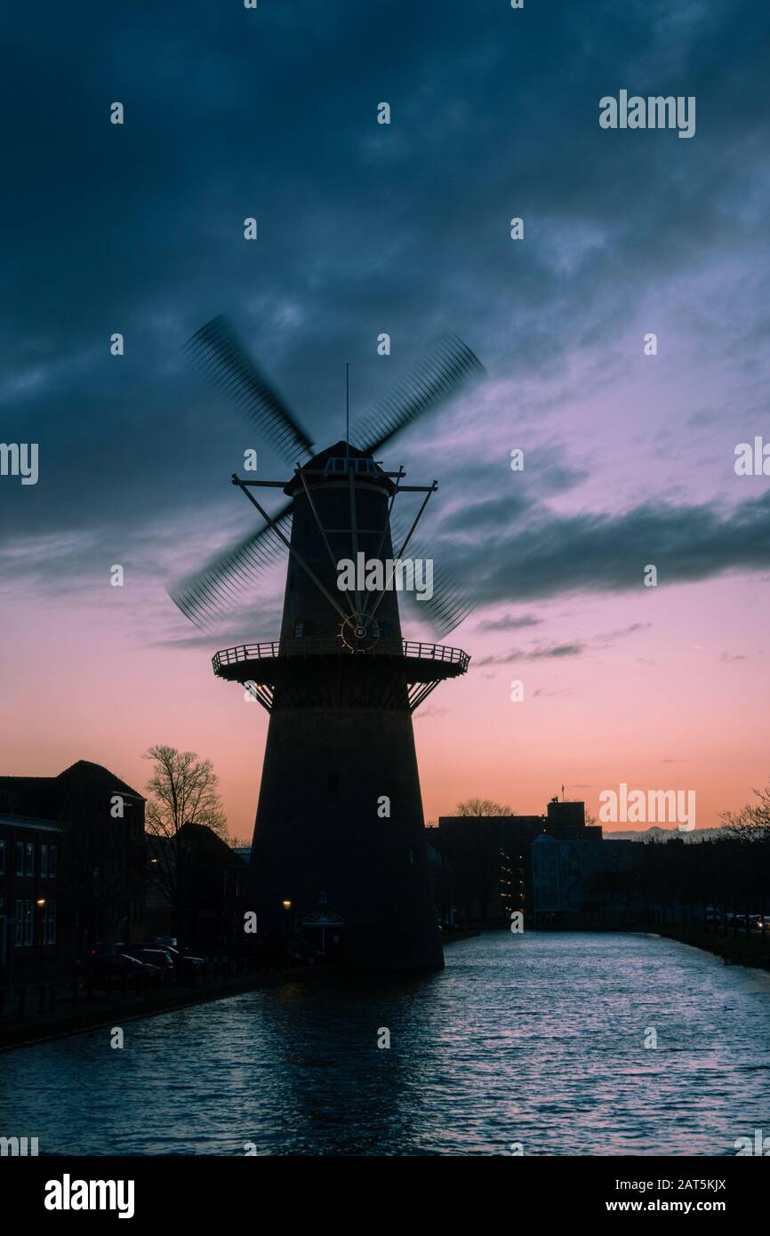 Schöne Windmühlen in der Provinz Schiedam, Südholland, diese höchsten Windmühlen der Welt, auch Brennermühlen genannt, wurden zum Mahlen von Getreide t verwendet Stockfoto
