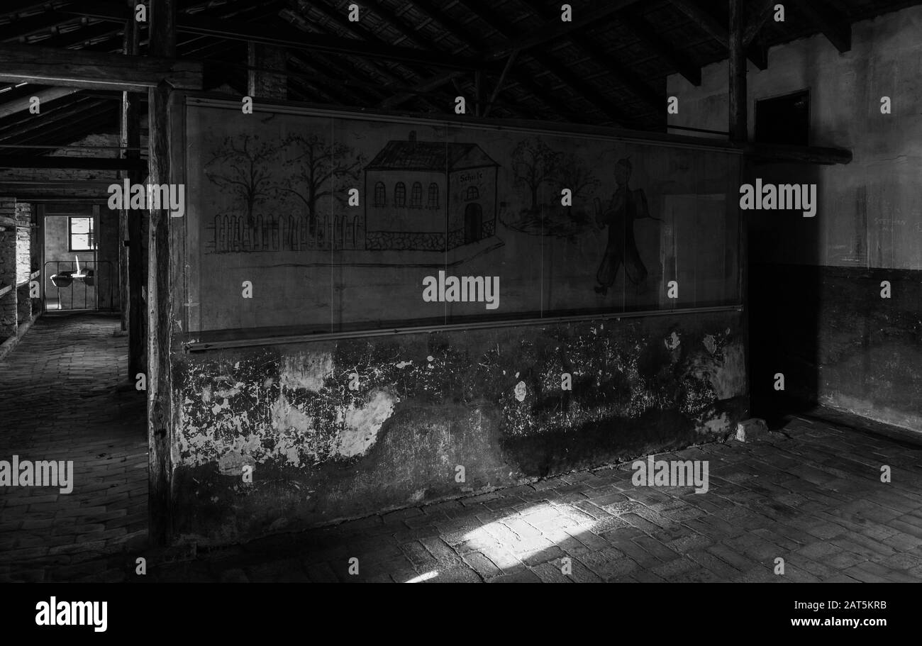 Ein Schwarz-Weiß-Bild einer Zeichnung in einer Kaserne in Auschwitz II - Birkenau. Stockfoto
