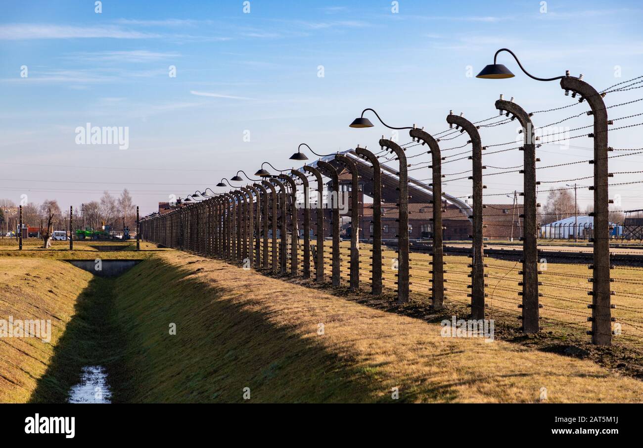 Ein Bild der Zäune auf dem Gelände von Auschwitz II - Birkenau. Stockfoto