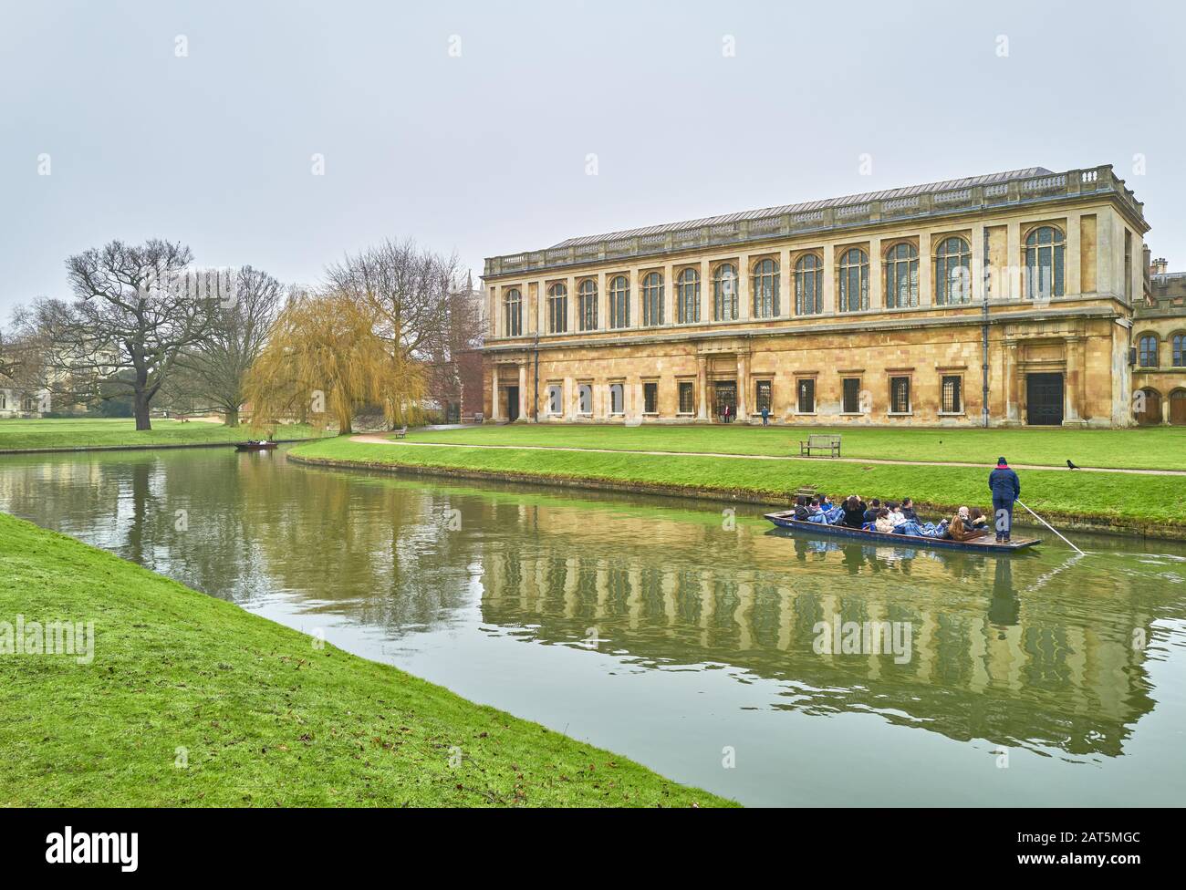 An einem ruhigen und nebligen Wintertag an der Wren-Bibliothek am Trinity College der Universität von Cambridge, England, vorbei punzeln. Stockfoto