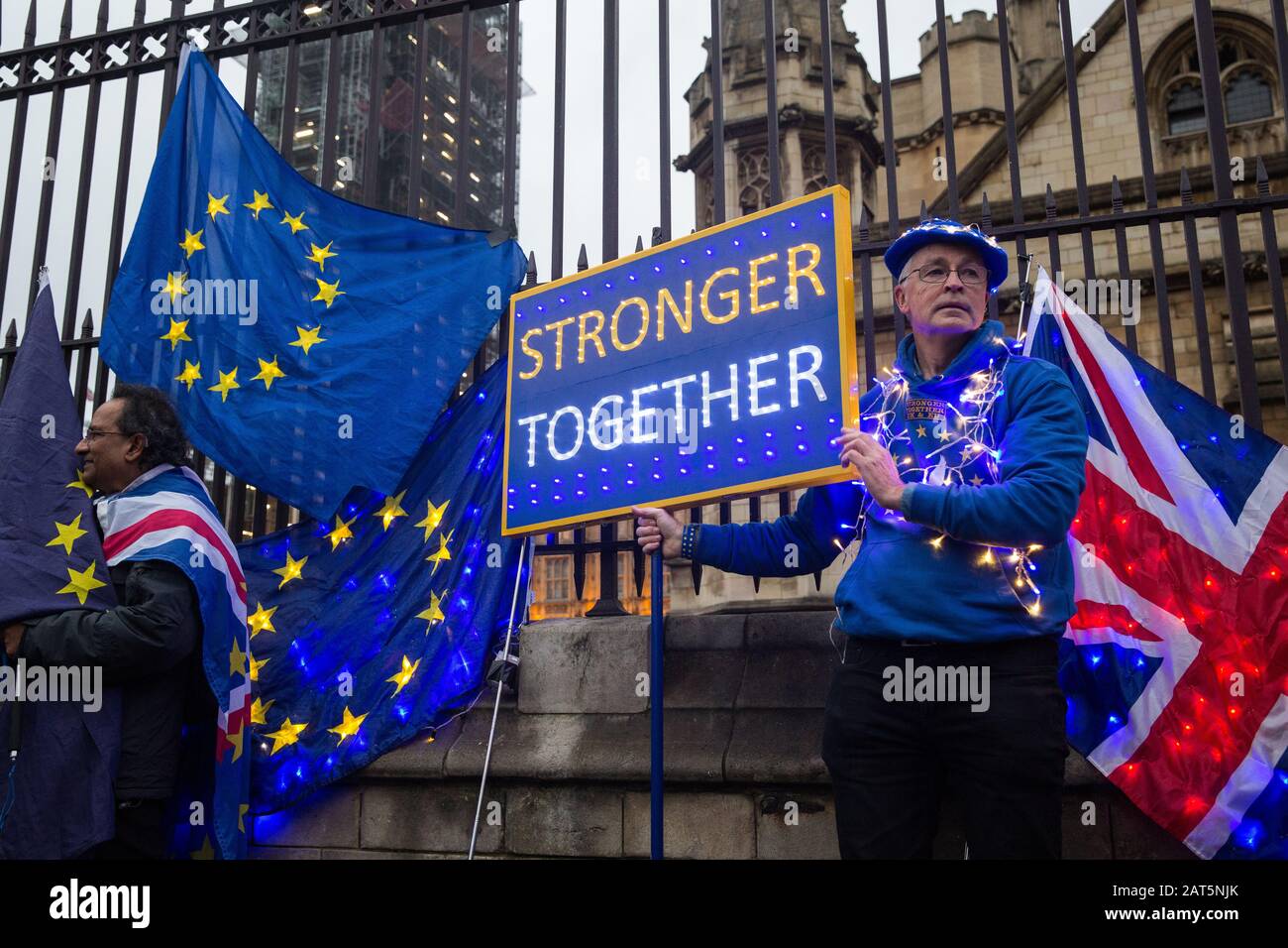 London, Großbritannien. Januar 2020. Ein pro-EU-Aktivist von SODEM (Stand der Europäischen Bewegung Der Trotz) steht am Vorabend des Brexit Day auf einer Party außerhalb des Parlaments mit dem Thema "Party Like There's no Tomorrow" in Feen Lights gedraftet. Credit: Mark Kerrison/Alamy Live News Stockfoto