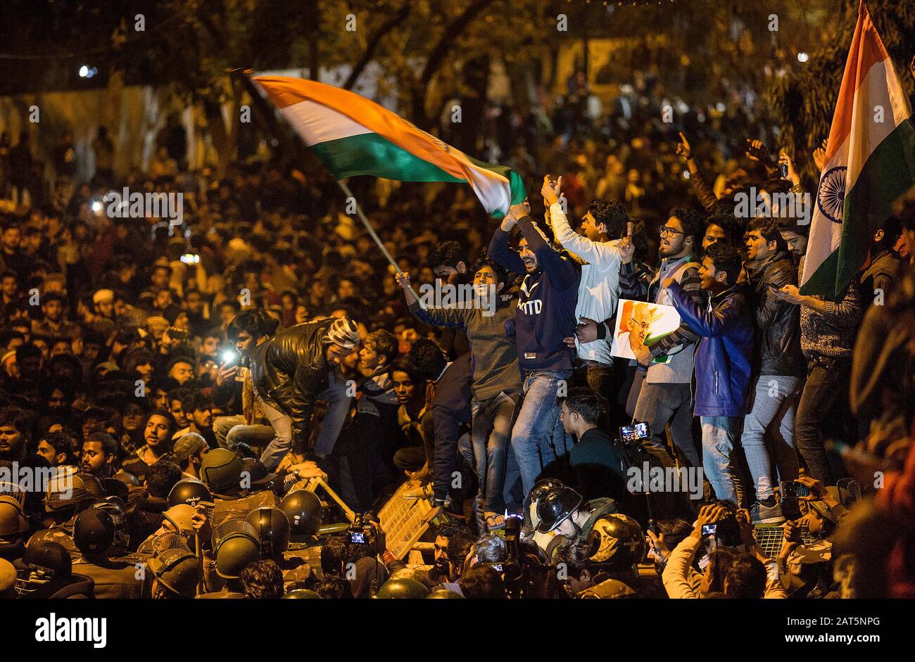 Neu-Delhi, Indien. Januar 2020. Demonstranten haben am 30. Januar 2020 in Neu-Delhi, Indien, Parolen ausgerufen. Am Donnerstag kam es zu massiven Protesten, als Hunderte von Menschen, hauptsächlich Studenten, sich außerhalb von Jamia Millia Islamia in der indischen Hauptstadt versammelten, um zu protestieren, dass sie einen Studenten in den Händen eines pistolen Mannes beschossen haben. (Xinhua/Javed Dar) Kredit: Xinhua/Alamy Live News Stockfoto