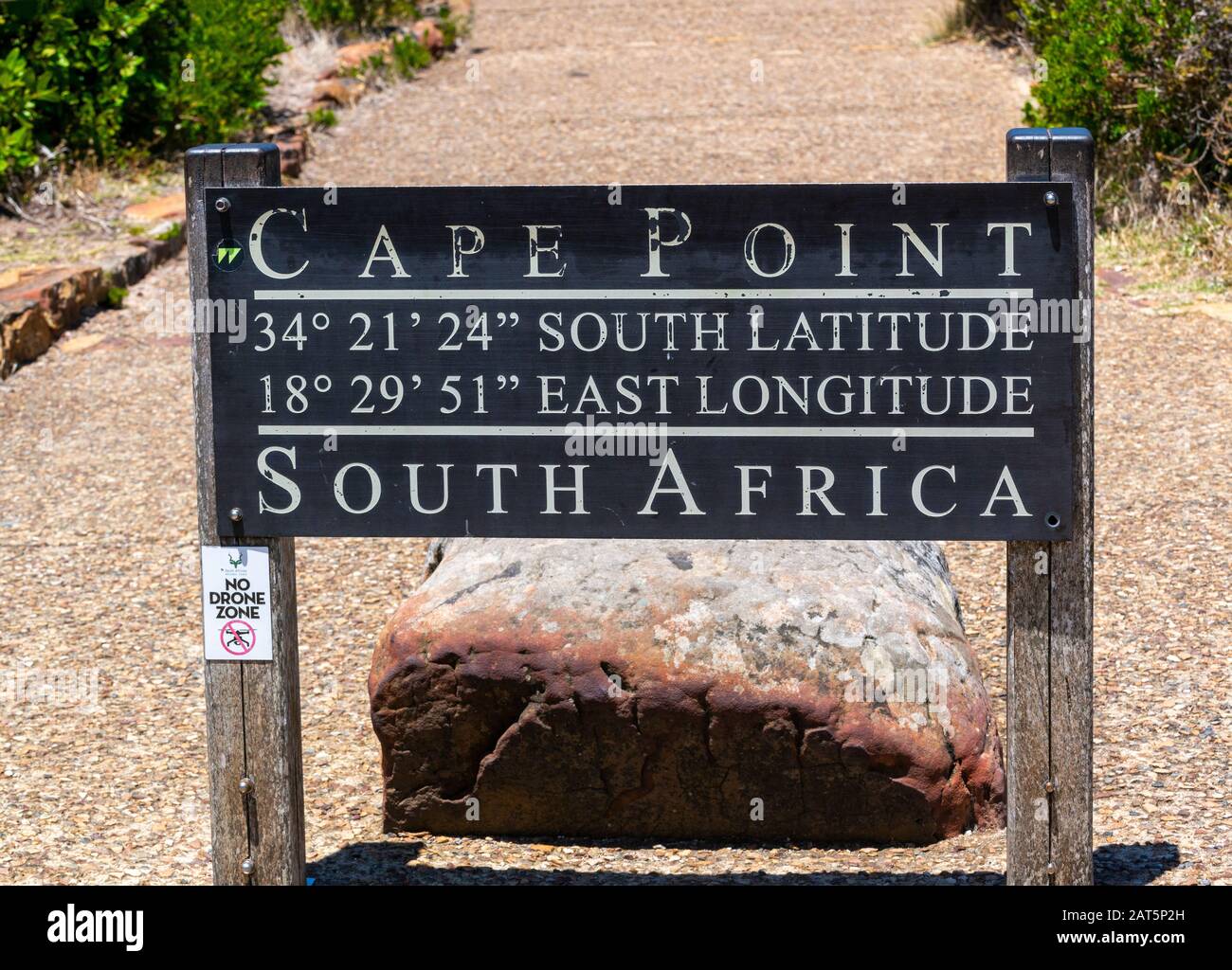 Schild am Cape Point mit GPS-Koordinaten für breiten- und Längengrad am Cape Point, Teil des Table Mountain National Park, Südafrika Stockfoto