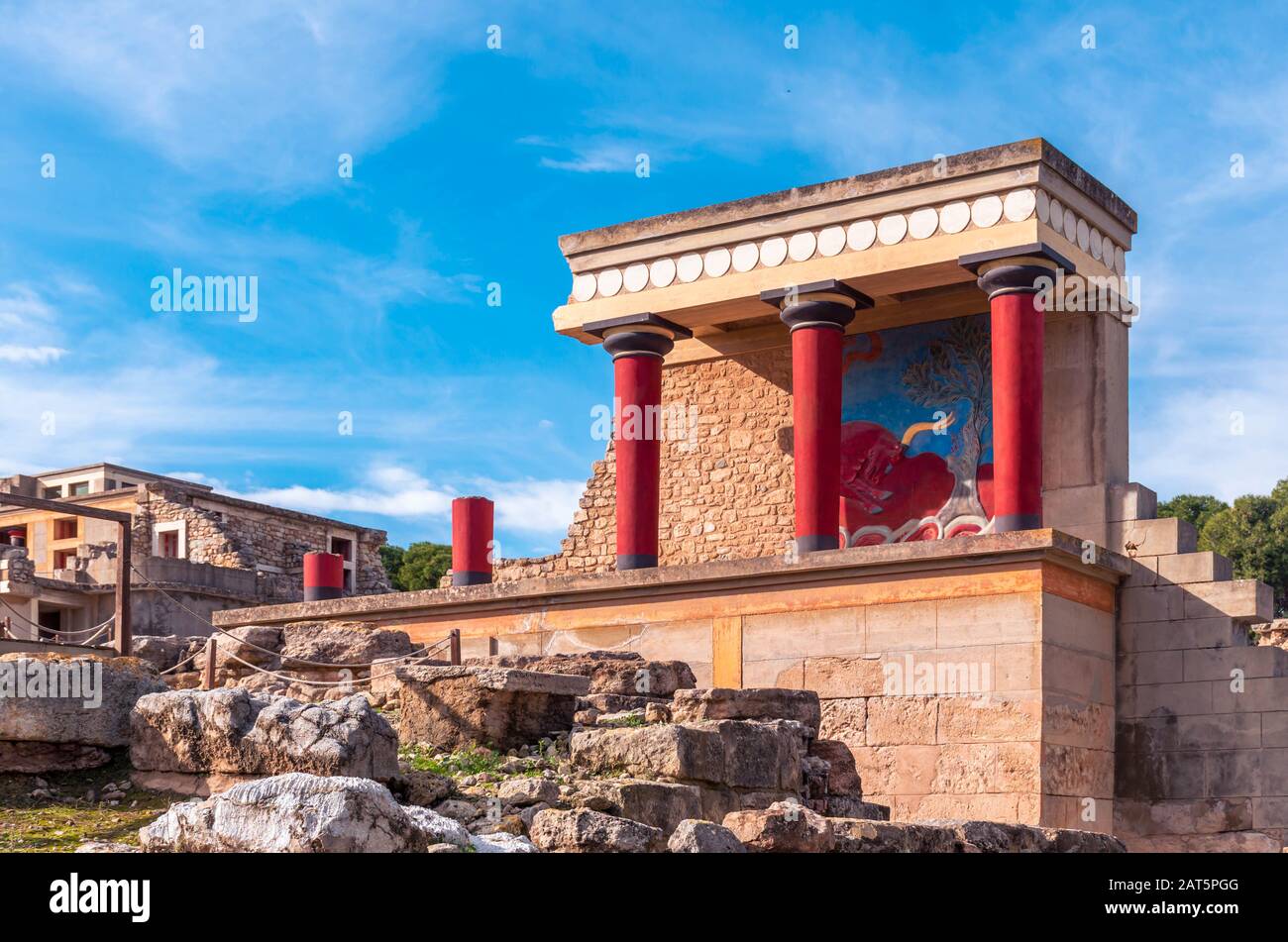 Blick auf die Ruinen des berühmten minoischen Palastes von Knossos, dem Zentrum der minoischen Zivilisation und einer der größten archäologischen Stätten Griechenlands. Stockfoto