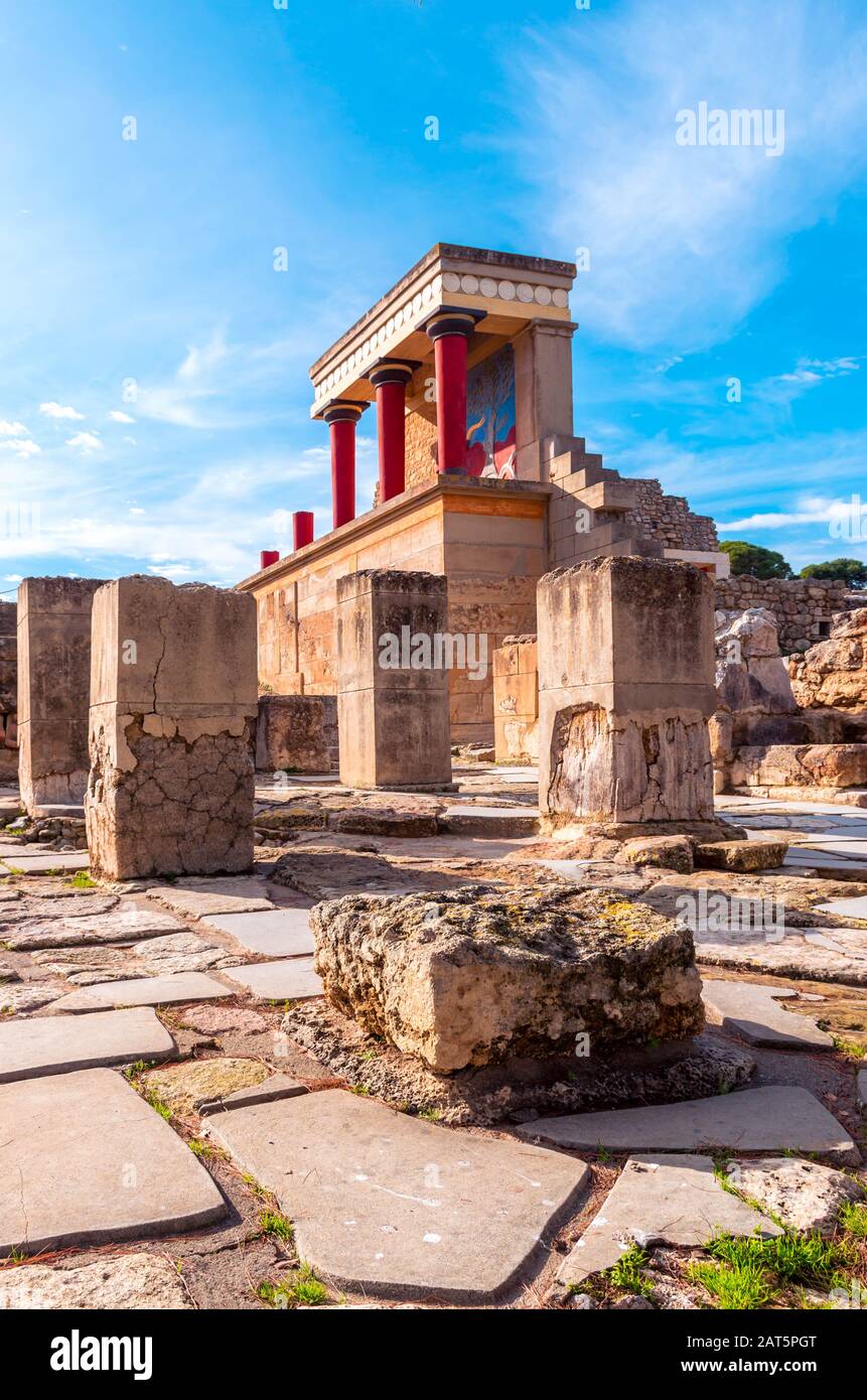 Blick auf die Ruinen des berühmten minoischen Palastes von Knossos, dem Zentrum der minoischen Zivilisation und einer der größten archäologischen Stätten Griechenlands. Stockfoto