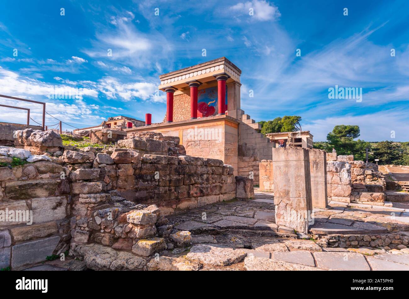 Blick auf die Ruinen des berühmten minoischen Palastes von Knossos, dem Zentrum der minoischen Zivilisation und einer der größten archäologischen Stätten Griechenlands. Stockfoto