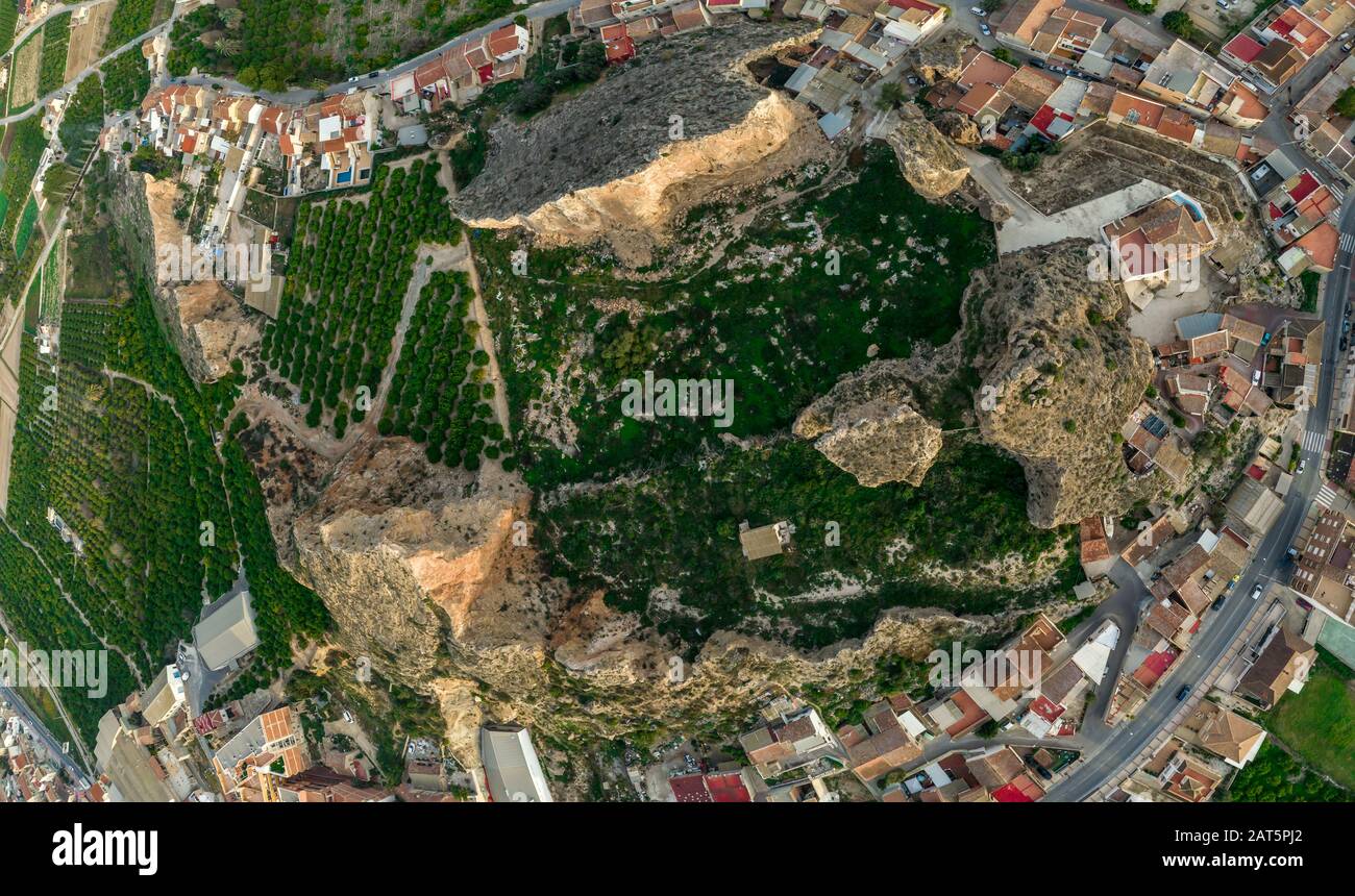 Luftaufnahme der Schale eines ehemaligen Steinbruchs aus dem Gebirge mit interessanten Felsformationen und orangefarbenen Rillen im Inneren von Monteagudo Spanien bei Murcia Stockfoto