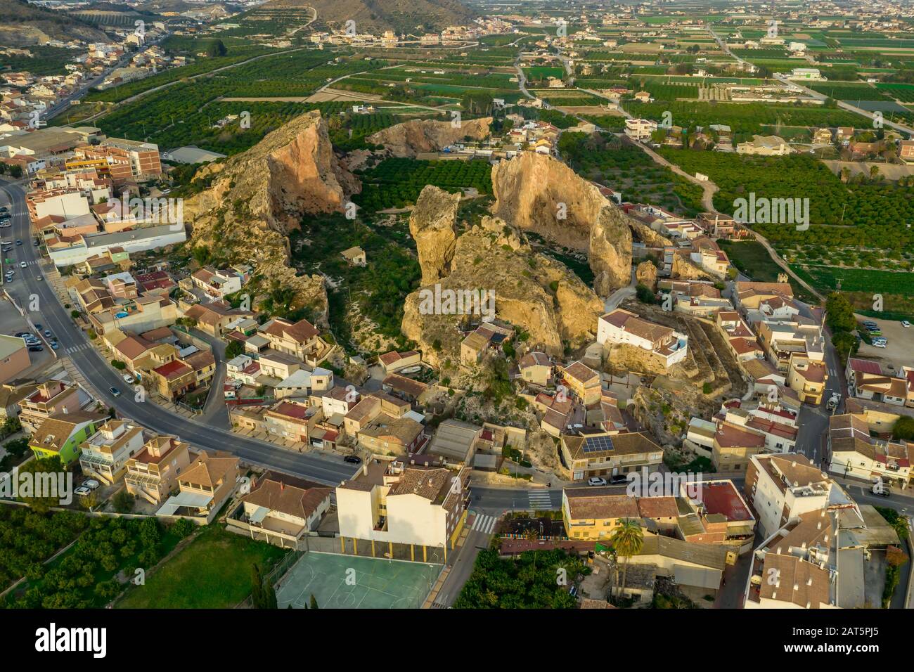 Luftaufnahme der Schale eines ehemaligen Steinbruchs aus dem Gebirge mit interessanten Felsformationen und orangefarbenen Rillen im Inneren von Monteagudo Spanien bei Murcia Stockfoto