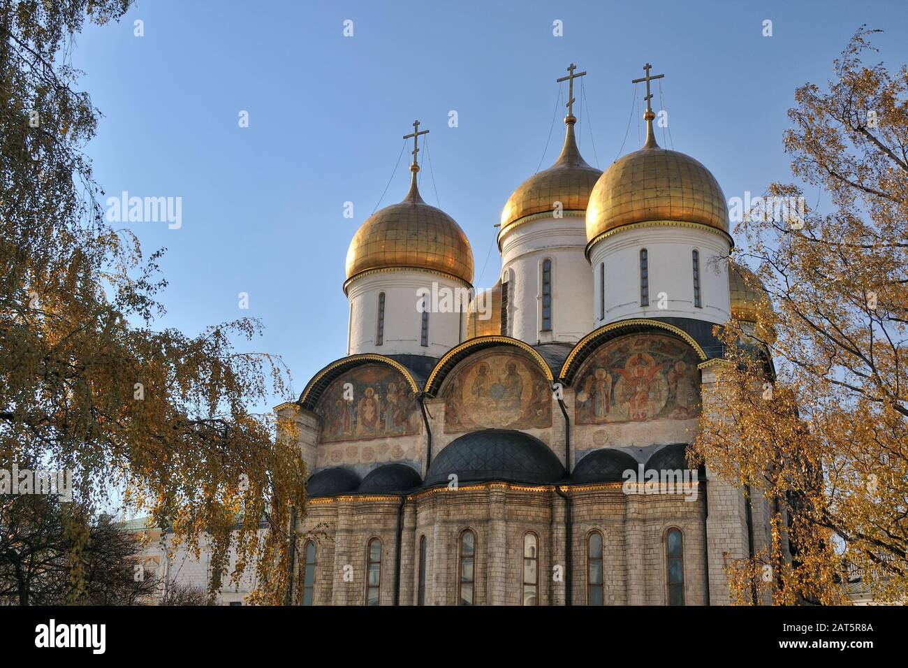 = Goldene Doms der von goldenen Bäumen Umrahmten Kathedrale von Dormition = Blick vom Platz Iwan des Großen (Ivanovskaja) auf der Spitze der majestätischen Dormition (Assum Stockfoto