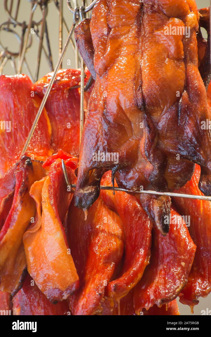 Fleisch Hängt im chinesischen Markt vorne Stockfoto