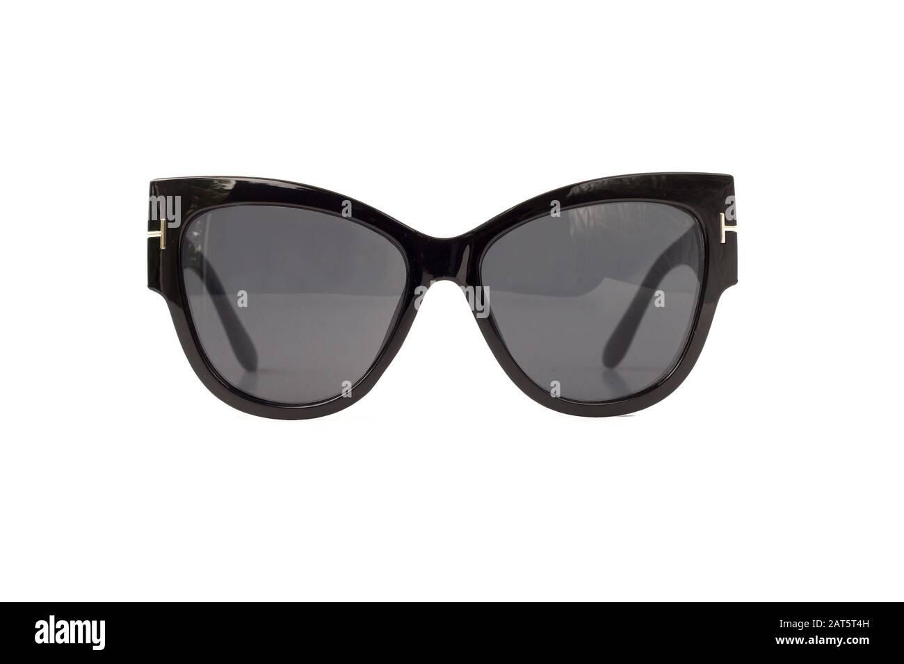 Schwarze Wegfarer-Sonnenbrille mit dickem Kunststoffrahmen, isoliert auf weißem Hintergrund, Vorderansicht Stockfoto