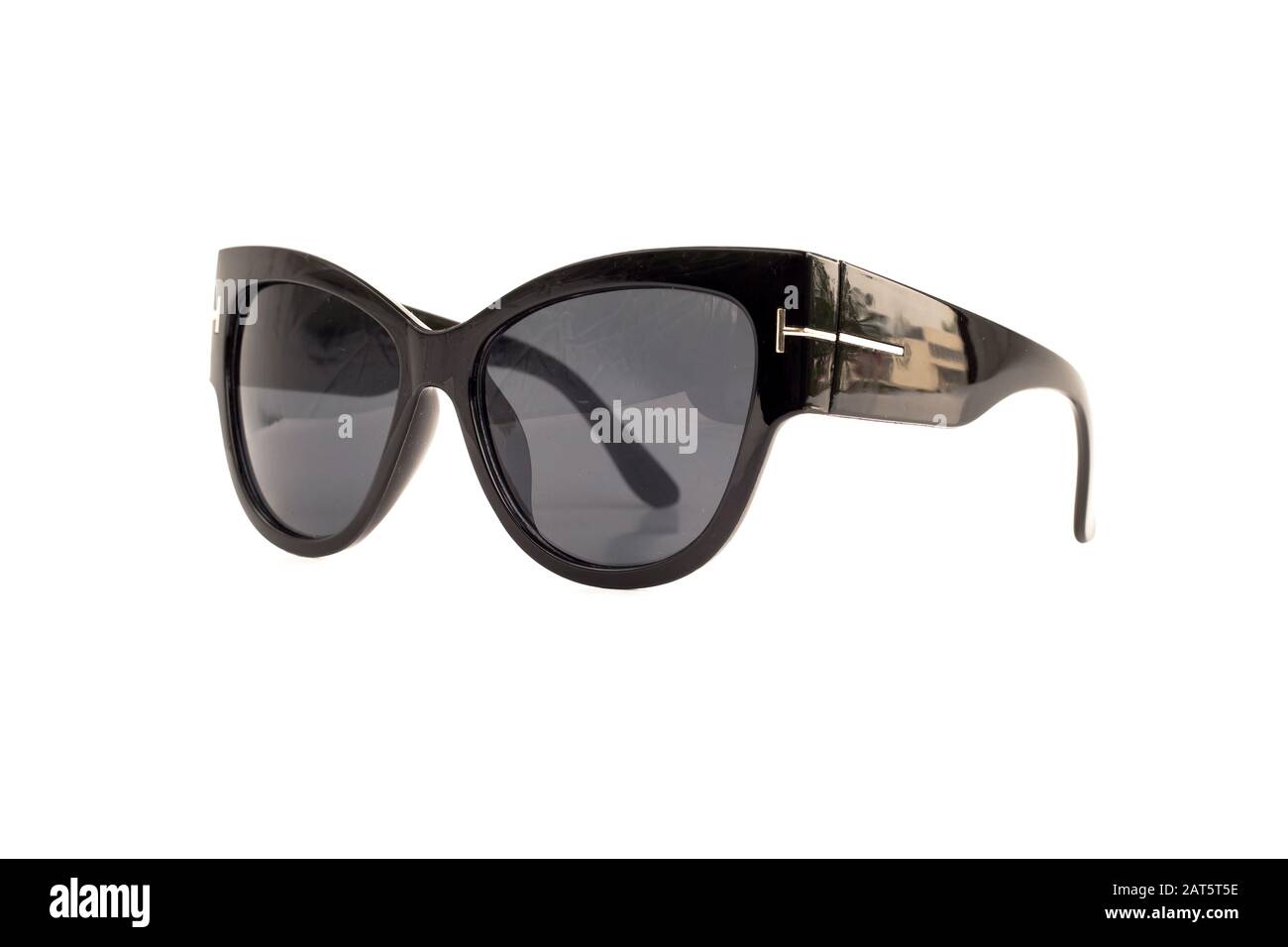 Schwarze Wegfarer-Sonnenbrille mit dickem Kunststoffrahmen, isoliert auf weißem Hintergrund, Seitenansicht. Stockfoto