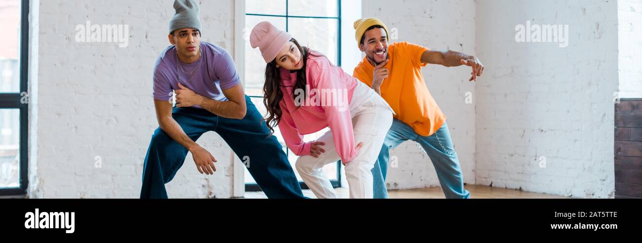 Panoramaaufnahme stilvoller multikultureller Tänzer in Hüten Breakdancing Stockfoto