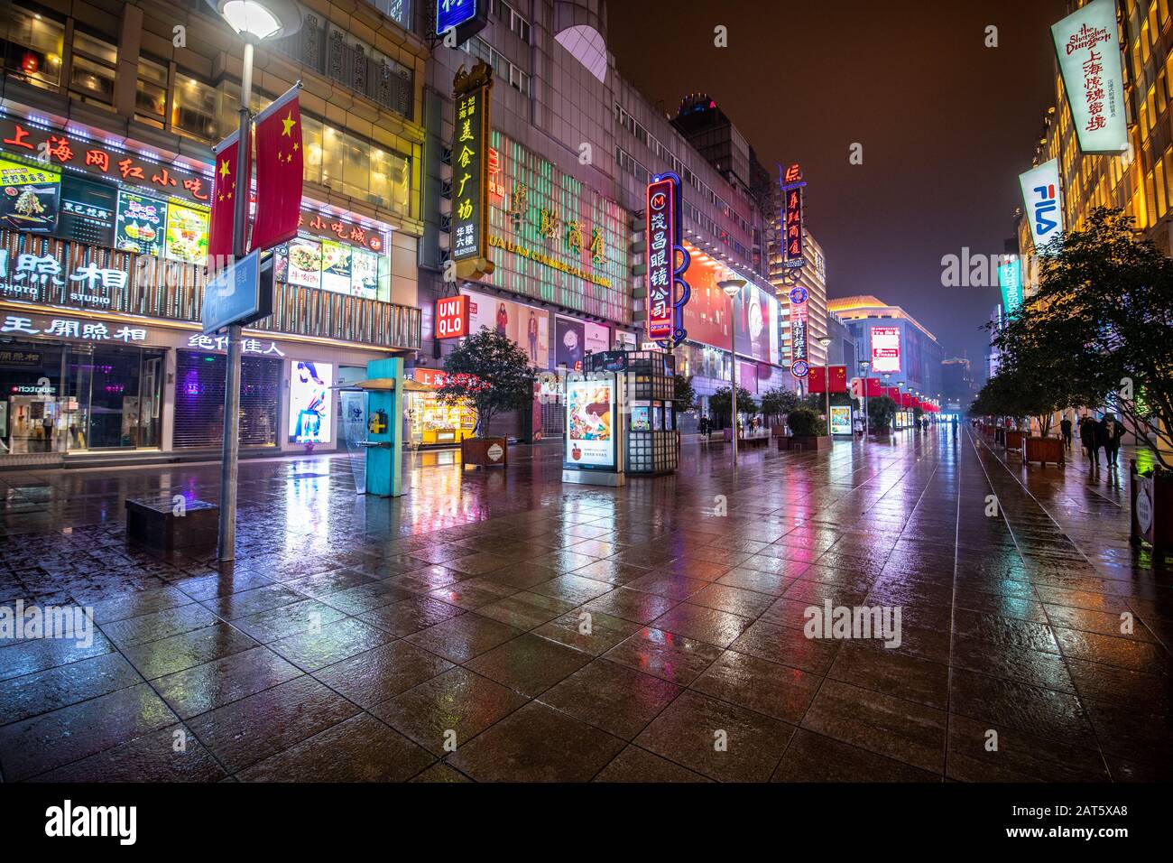 Shanghai, China, 27. Januar 2020, Das fast leere Einkaufsviertel der Nanjing Road beim Ausbruch des Coronavirus, Edwin Remsberg Stockfoto