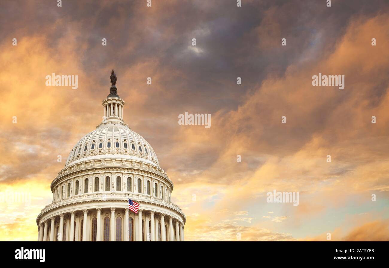 Die Kuppel des United States Capitol mit amerikanischer Flagge und dramatische Wolken hinter Stockfoto