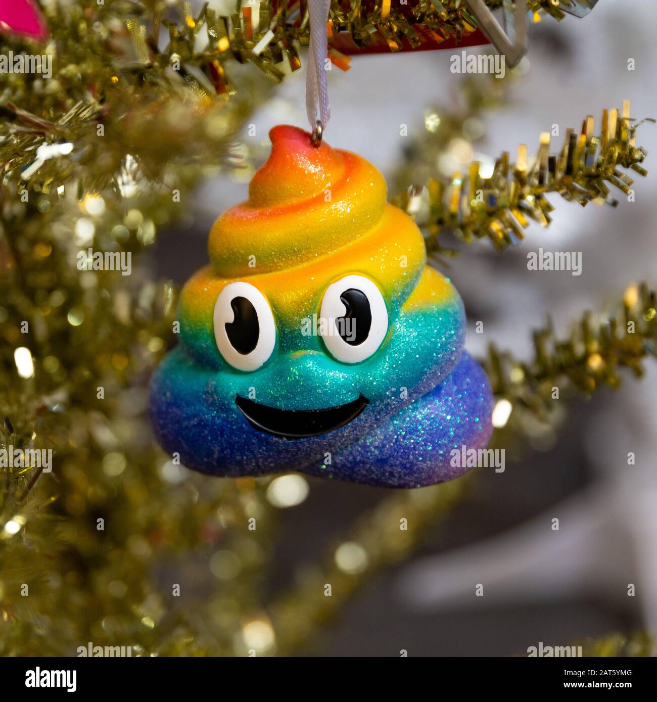 Nahaufnahme Von Dekorationen, Die An EINEM Weihnachtsbaum Hängen Stockfoto