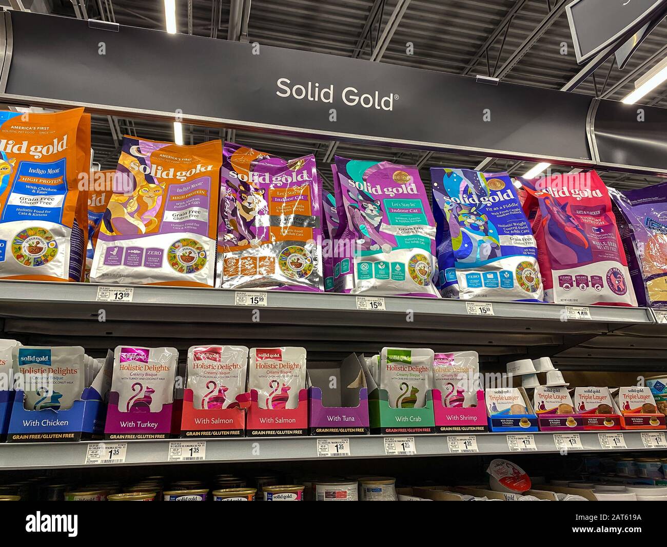Orlando, FL/USA-1/29/20: Eine Anzeige von Solid Gold Grain Free Cat Food in einem Petsmart Superstore, das für Besitzer von Haustieren zum Kauf für ihre Haustiere bereit ist. Stockfoto