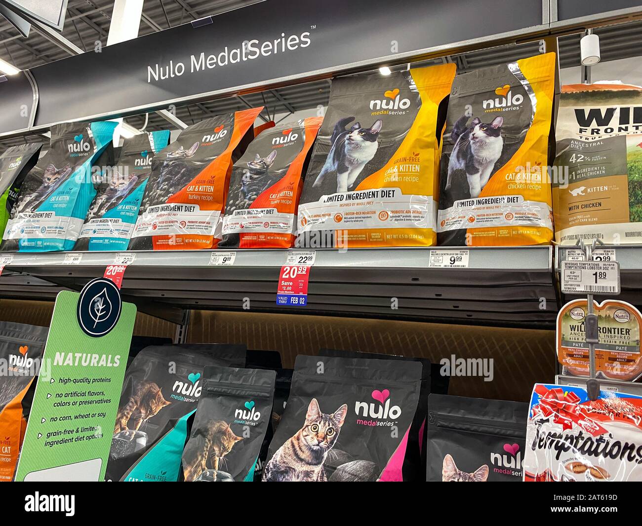 Orlando, FL/USA-1/29/20: Eine Anzeige von Nulo MedalSeries Grain Cat Food in einem Petsmart Superstore, das für Besitzer von Haustieren zum Kauf für ihre Haustiere bereit ist. Stockfoto