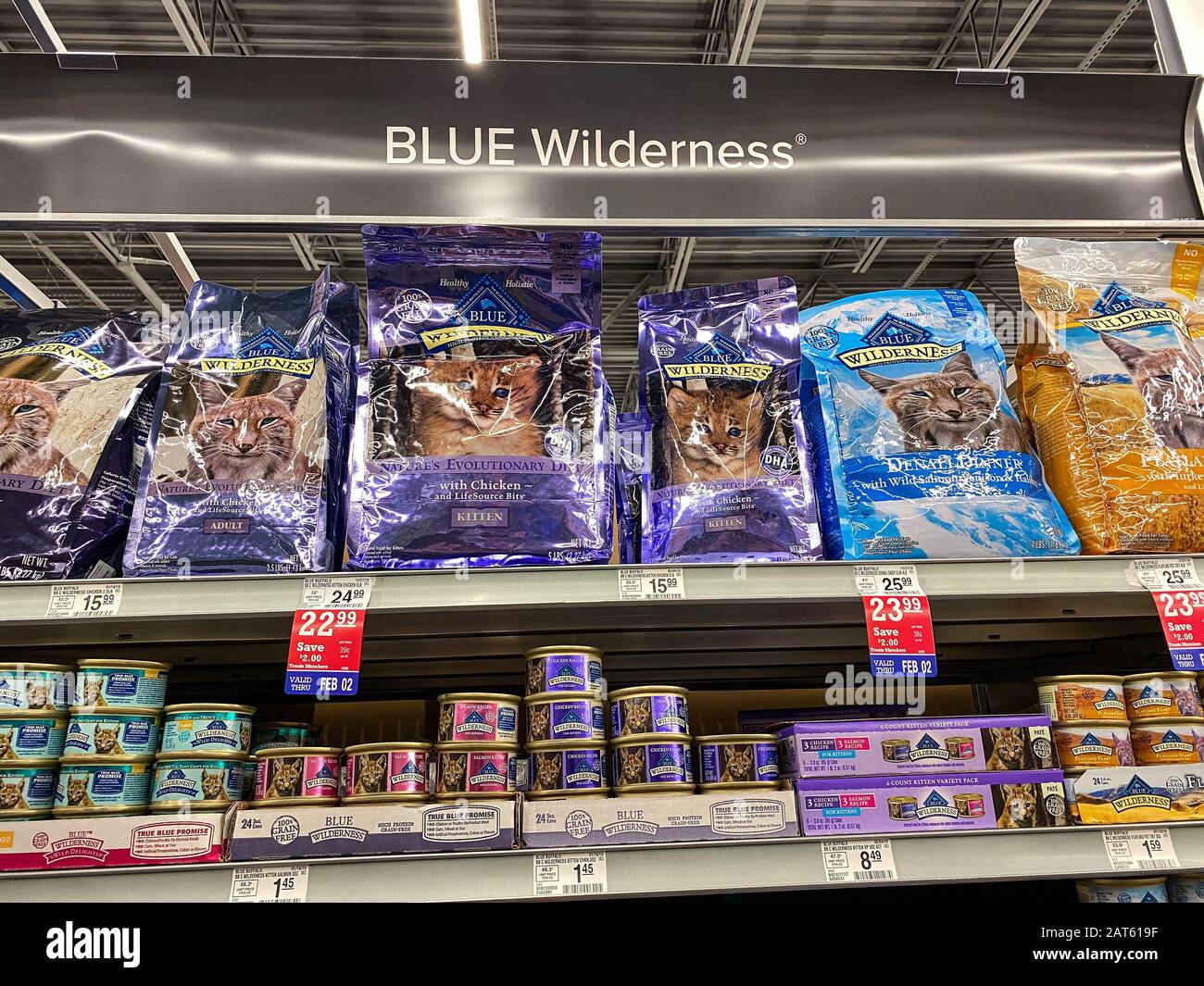Orlando, FL/USA-1/29/20: Eine Anzeige von Blue Wilderness Cat Food in einem Petsmart Superstore, die für Besitzer von Haustieren zum Kauf für ihre Haustiere bereitsteht. Stockfoto