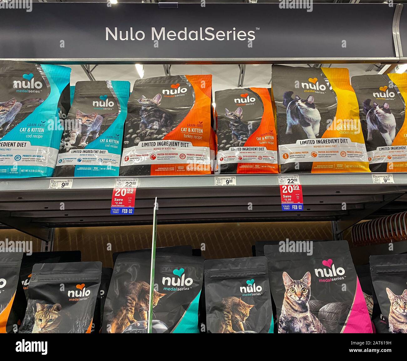 Orlando, FL/USA-1/29/20: Eine Anzeige von Nulo MedalSeries Grain Cat Food in einem Petsmart Superstore, das für Besitzer von Haustieren zum Kauf für ihre Haustiere bereit ist. Stockfoto