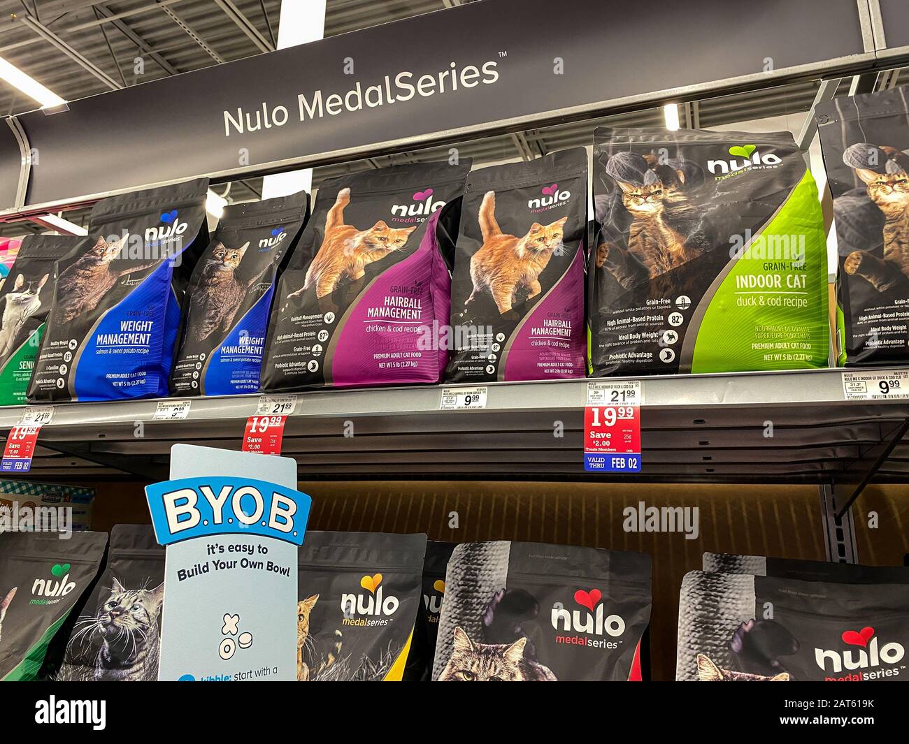 Orlando, FL/USA-1/29/20: Eine Anzeige von Nulo MedalSeries Grain Cat Food in einem Petsmart Superstore, das für Besitzer von Haustieren zum Kauf für ihre Haustiere bereit ist. Stockfoto