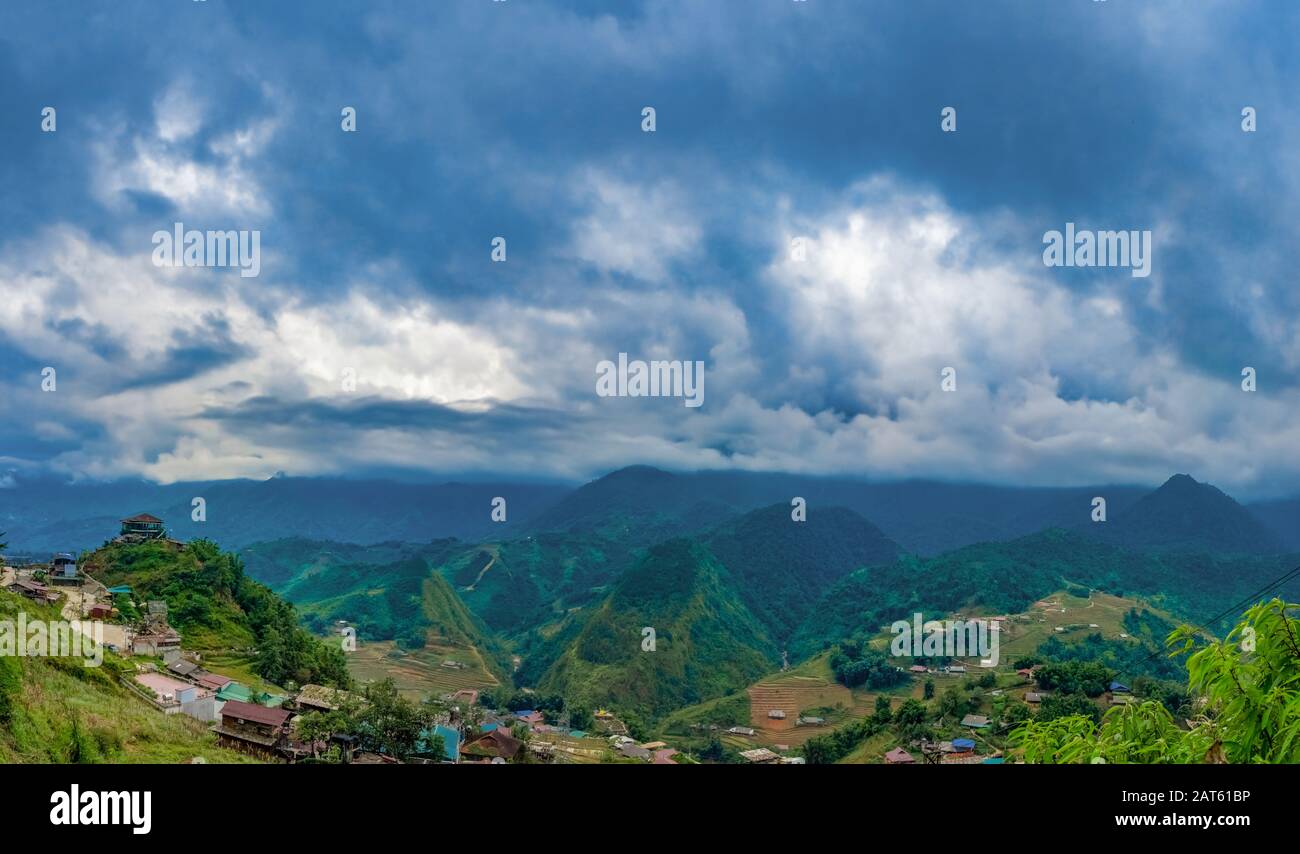 Großes Panorama: Landschaft des Cat Cat Village, beliebter Touristenattraktionen. Rice Field Terraces. Blick auf die Berge in den Wolken. Sapa, Lao Cai Provi Stockfoto