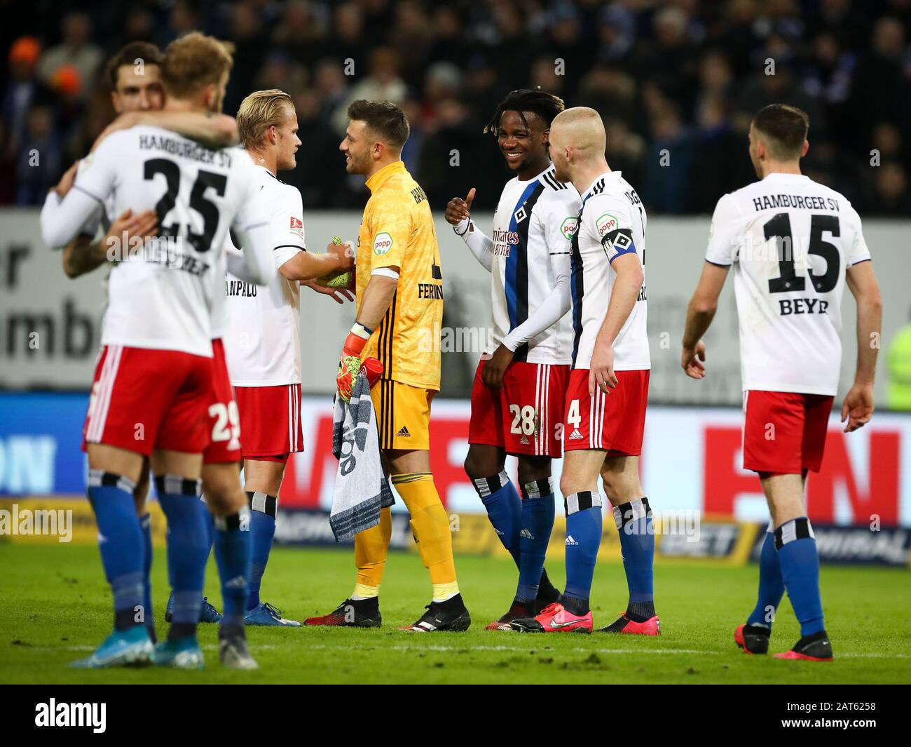 30. Januar 2020, Hamburg: Fußball: 2. Bundesliga, 19. Spieltag, Hamburger SV - 1.FC Nürnberg im Volksparkstadion. Hamburgs Spieler feiern ihren Sieg. Foto: Christian Charisius / dpa - WICHTIGER HINWEIS: Gemäß den Vorschriften der DFL Deutsche Fußball Liga und des DFB Deutscher Fußball-Bund ist es verboten, im Stadion und/oder aus dem fotografierten Spiel in Form von Sequenzbildern und/oder videoähnlichen Fotoserien auszunutzen oder auszunutzen. Stockfoto