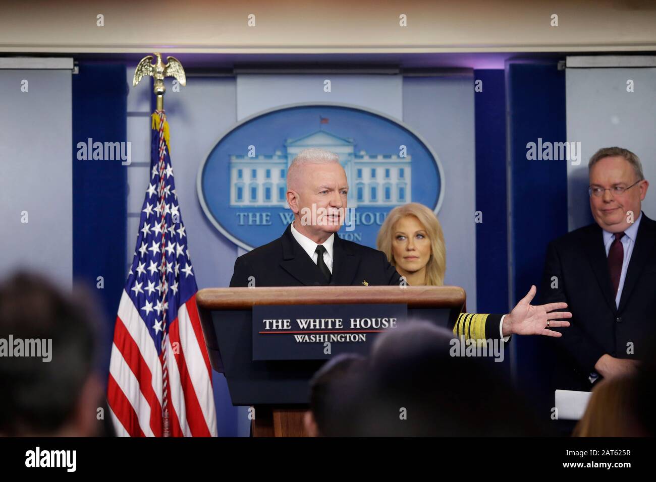 Senior Counselor Kellyanne Conwayand ONDCP Director Jim Carroll hört zu, als Assistant Secretary of Public Health ADM Brett Giroir während einer Pressekonferenz im Weißen Haus in Washington D.C. am Donnerstag, 30. Januar 2020, über die Bekämpfung der Opioid-Epidemie in den Vereinigten Staaten spricht. Kredit: Joshua Lott / CNP / MediaPunch Stockfoto