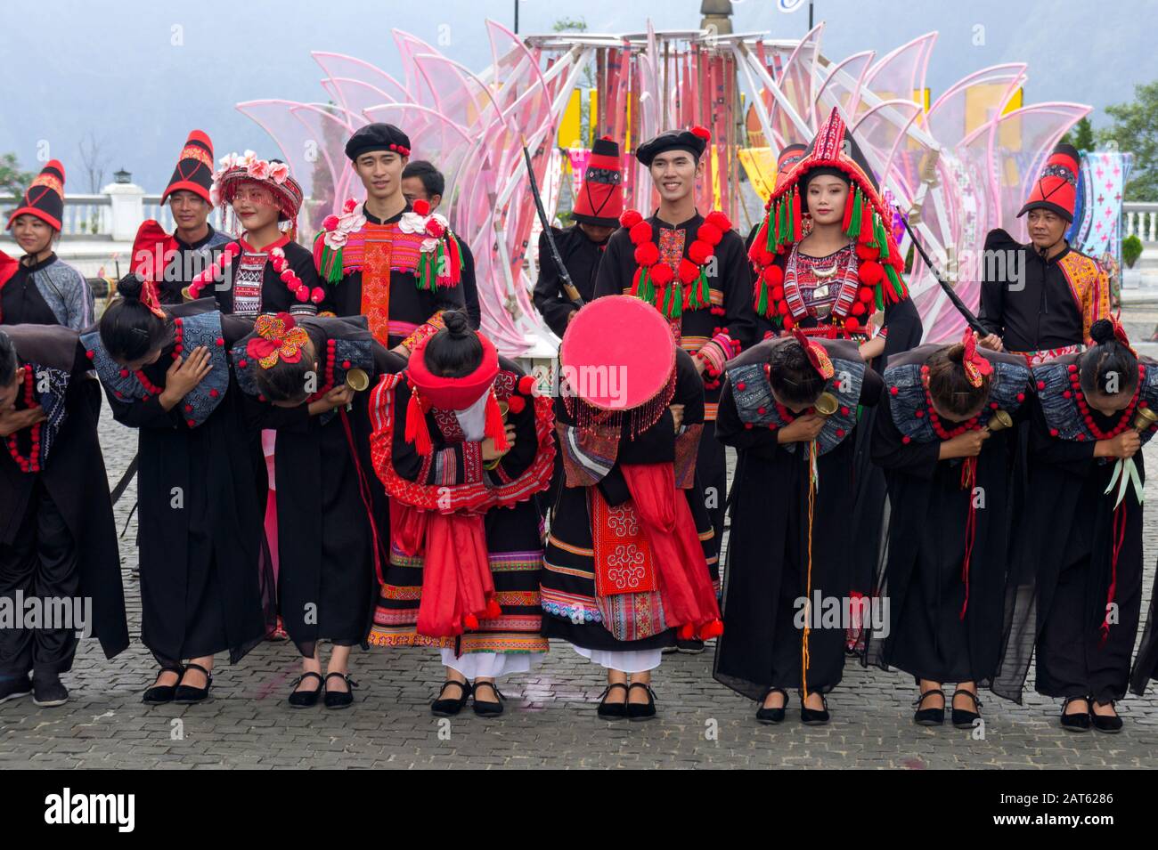 Sapa, Vietnam, 10. Oktober 2019 Tanzdarbietung auf dem North West Food and Cultural Festival 2019. Künstler in nationalen Kostümen bei Sun World Fansipan Le Stockfoto