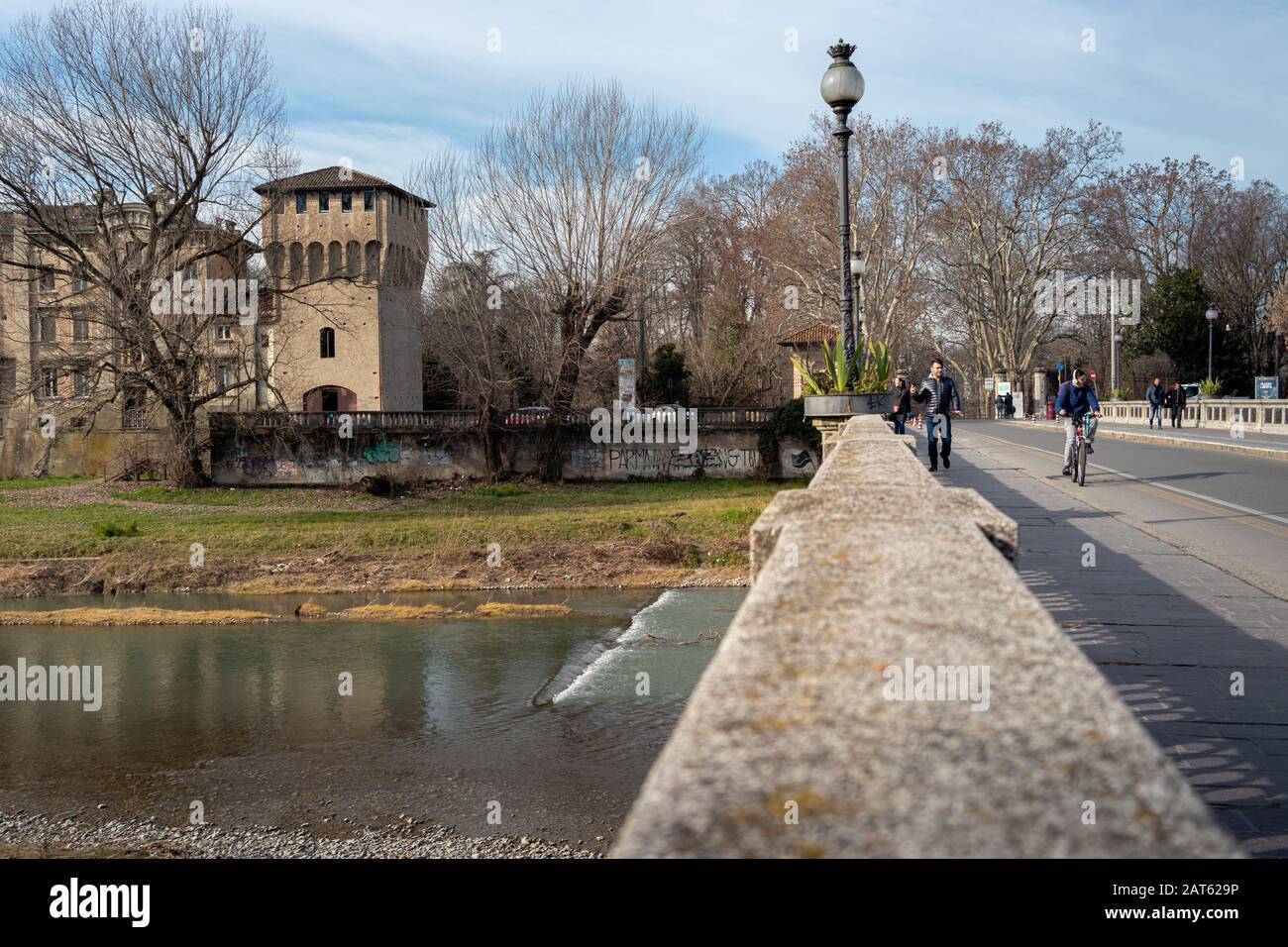 Parma, Italien - 30. Januar 2020: Blick auf die Ponte Giuseppe Verdi mit Menschen, die spazieren gehen und Wasserströme führen Stockfoto