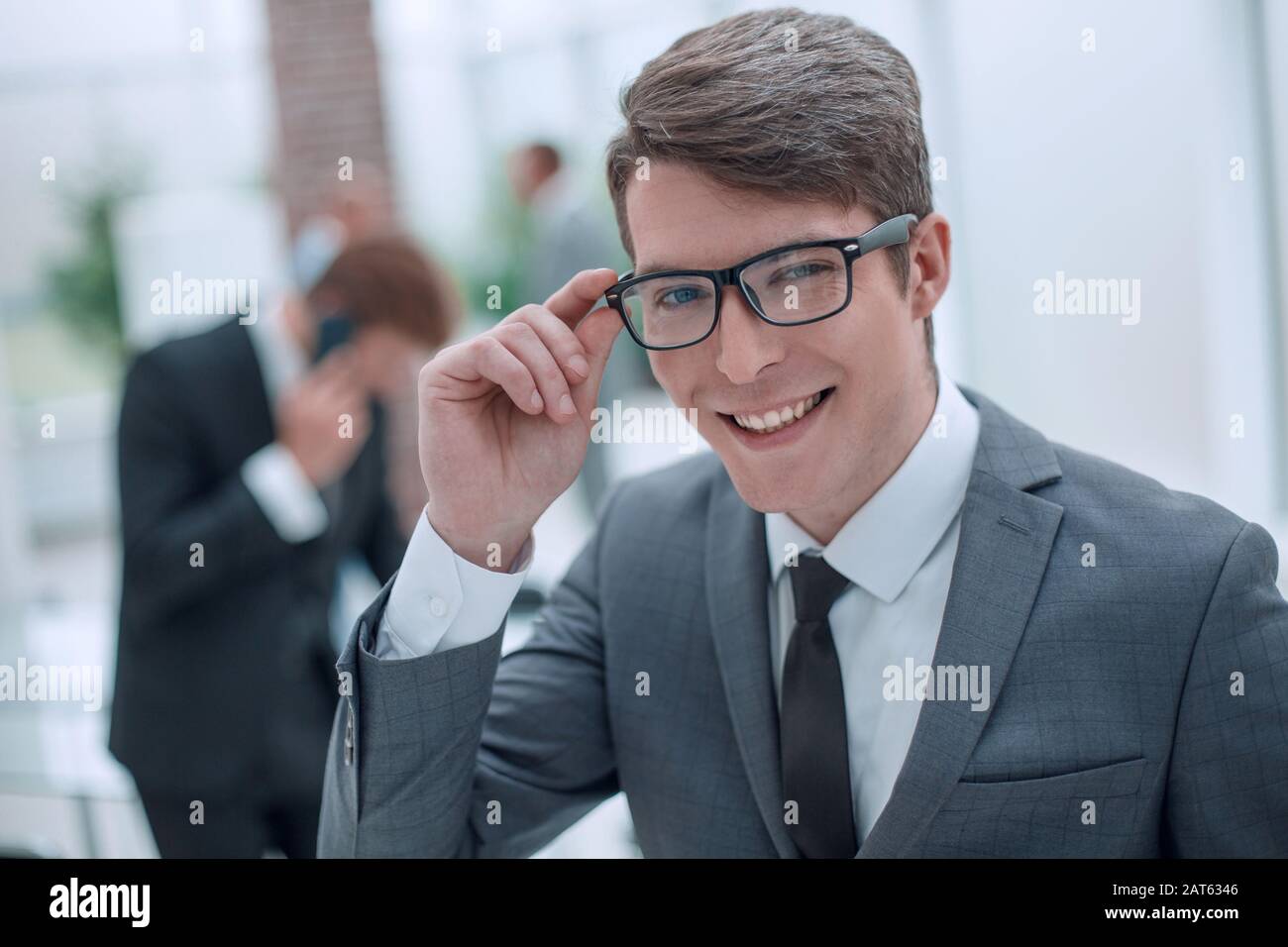 Verantwortlicher Geschäftsleute, der durch seine Brille schaut. Stockfoto