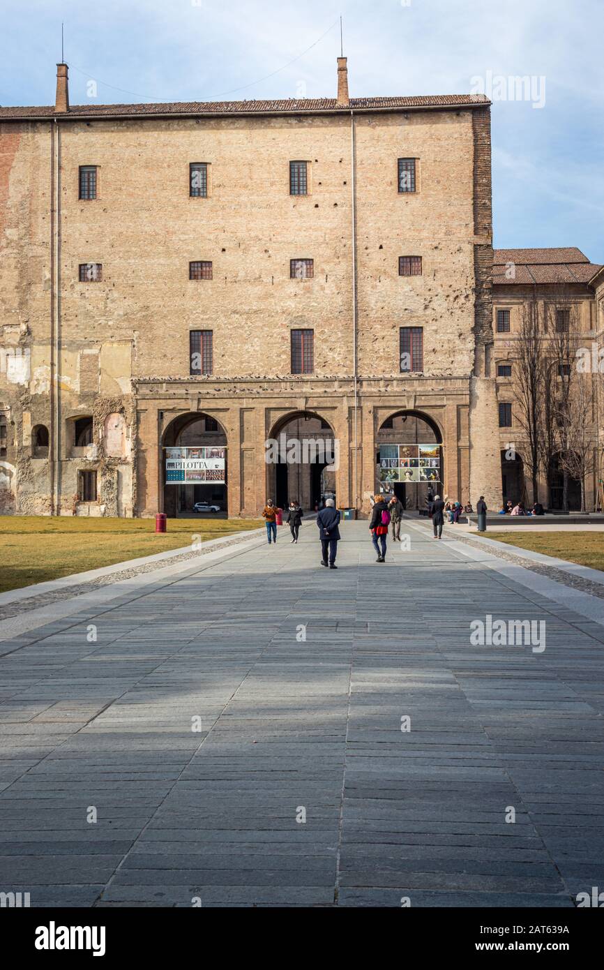 Parma, Italien - 30. Januar 2020: Blick auf den Palazzo della Pilotta und zu Fuß Stockfoto