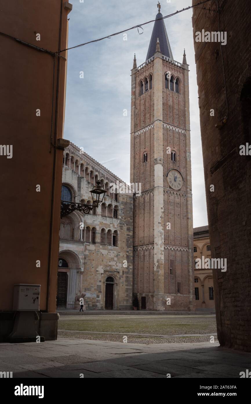 Parma, Italien - 30. Januar 2020: Blick auf Dom und Turm von einer Gasse Stockfoto