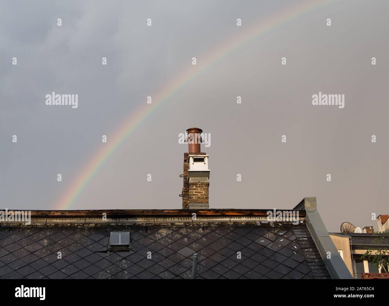 Regenbogen hinter einem Kamin Stockfoto