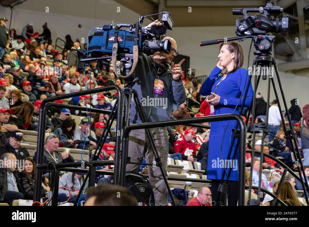 Nachrichtenkorrespondent und Kameramann bei der "Keep America Great"-Rallye im Wildwoods Convention Center. Stockfoto