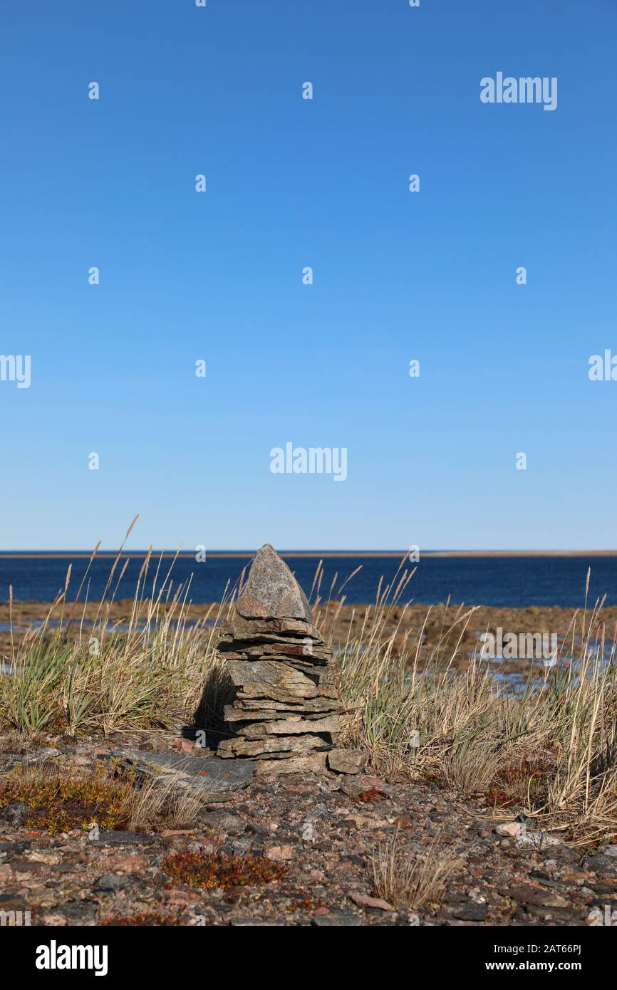 Single Inukshuk oder Inuksuk entlang der arktischen Küste in der Nähe von Arviat, Nunavut Stockfoto