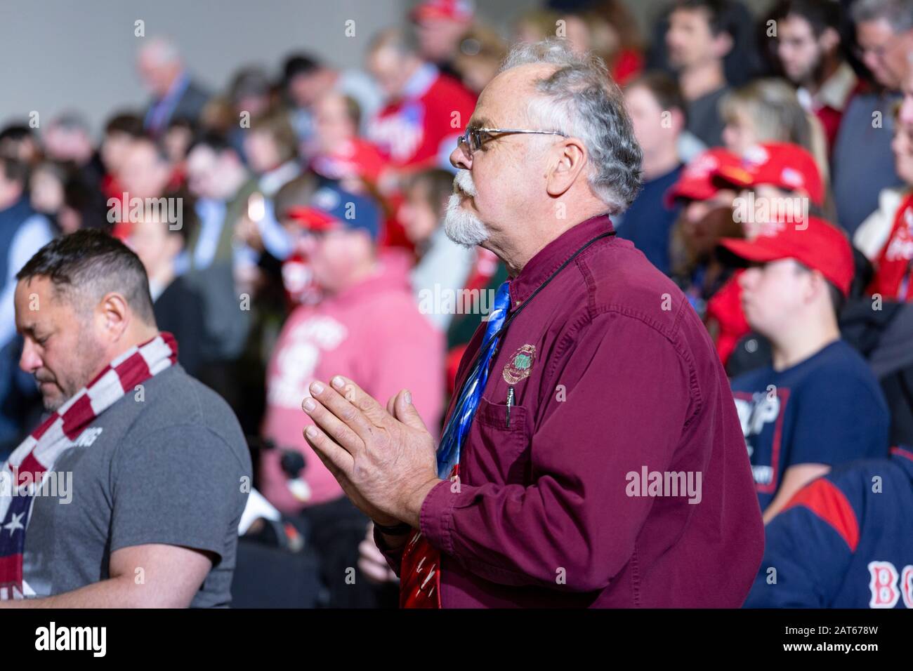 Der Mann hält die Hände während der Eröffnungsfeier auf der "Keep America Great"-Kundgebung im Wildwoods Convention Center zusammen. Stockfoto