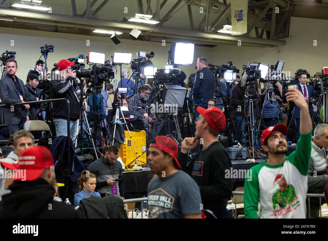 Kamerateams in der Presse und im Medienschacht bei Donald Trumps "Keep America Great"-Kundgebung im Wildwoods Convention Center. Stockfoto
