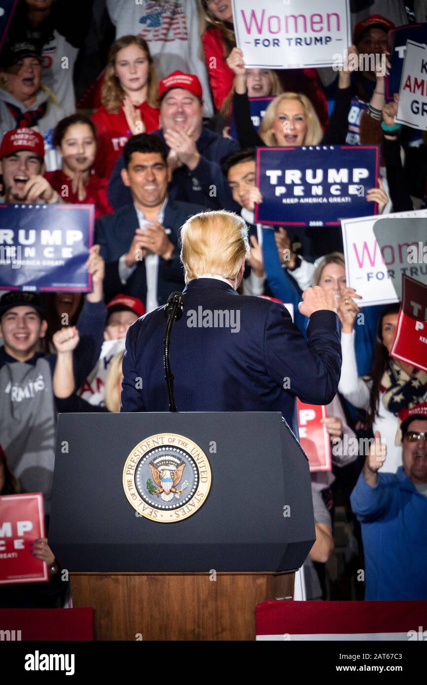 Blick auf die Haare und den Rücken von Präsident Donald J. Trump, während er bei der "Keep America Great"-Kundgebung im Wildwoods Convention Center mit einer großen Menge spricht Stockfoto