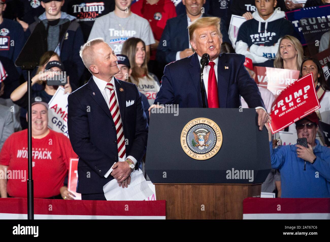 Der Kongressabgeordnete Jeff Van Drew und Präsident Donald J. Trump sprechen mit einer großen Menge bei der "Keep America Great"-Kundgebung auf dem Wildwoods Convention Cent Stockfoto