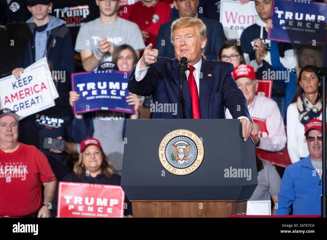 Präsident Donald J. Trump spricht mit einer großen Menge bei der "Keep America Great"-Kundgebung im Wildwoods Convention Center. Stockfoto