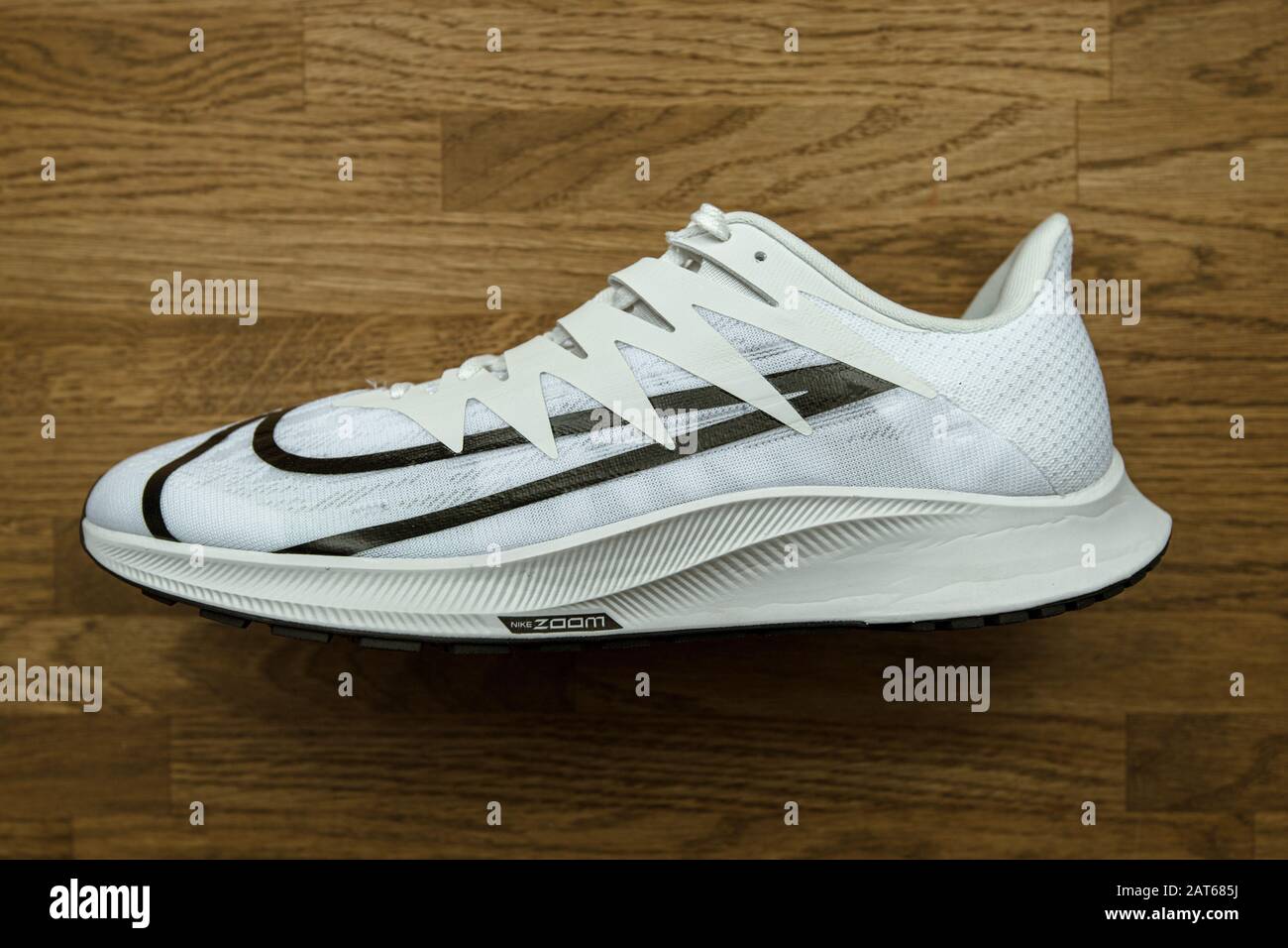Paris Frankreich 23. September 2019 Professioneller Laufschuh mit Blick uber den Kopf hergestellt von Nike Model Zoom Rival Fly fur Frauen mit schwarzem Swoosh Logo Stockfotografie Alamy